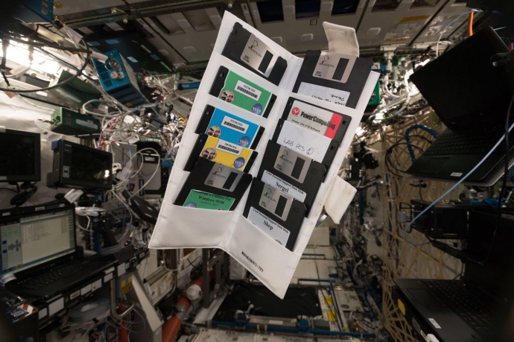 Немецкий астронавт нашел на МКС дискеты. Их почти 20 лет назад оставил первый экипаж станции 1