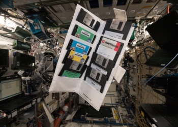 Немецкий астронавт нашел на МКС дискеты. Их почти 20 лет назад оставил первый экипаж станции