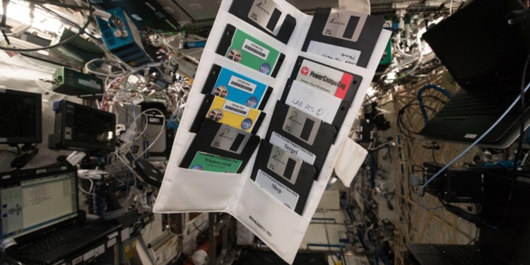 Немецкий астронавт нашел на МКС дискеты. Их почти 20 лет назад оставил первый экипаж станции