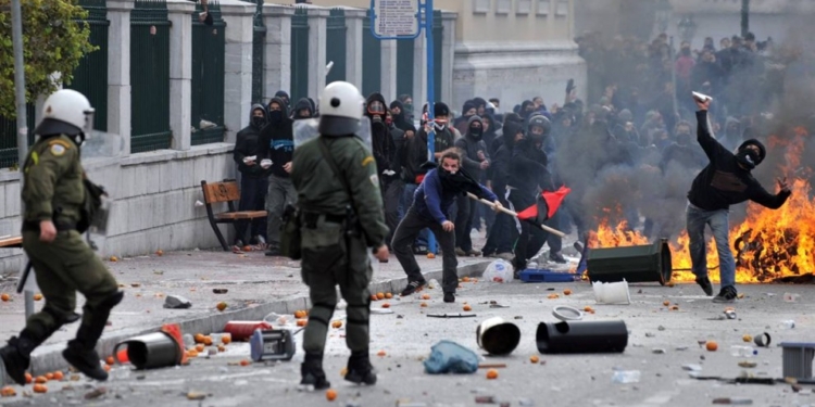 В Греции анархисты забросали бутылками министров и депутатов правящей партии