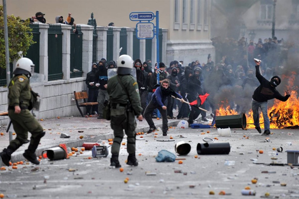 В Греции анархисты забросали бутылками министров и депутатов правящей партии 1