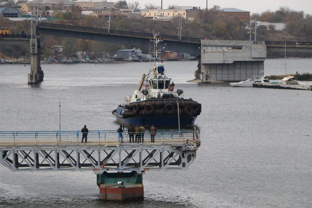 «Владимир Иванов» зашел в акваторию НСЗ. В Николаеве развели мосты, чтобы пропустить буксир 52