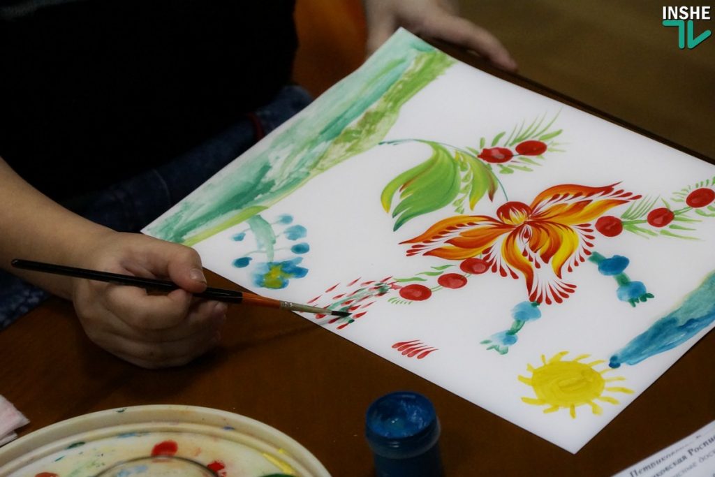 На своей первой выставке мастерица Людмила Гацура показала николаевцам яркие работы в технике петриковской росписи 7