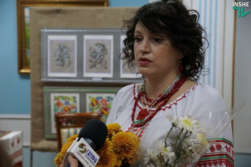 На своей первой выставке мастерица Людмила Гацура показала николаевцам яркие работы в технике петриковской росписи 17