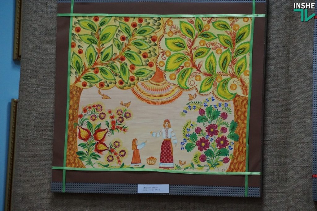 На своей первой выставке мастерица Людмила Гацура показала николаевцам яркие работы в технике петриковской росписи 25