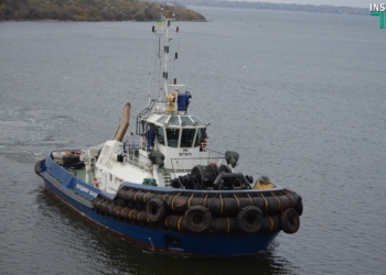 «Владимир Иванов» зашел в акваторию НСЗ. В Николаеве развели мосты, чтобы пропустить буксир