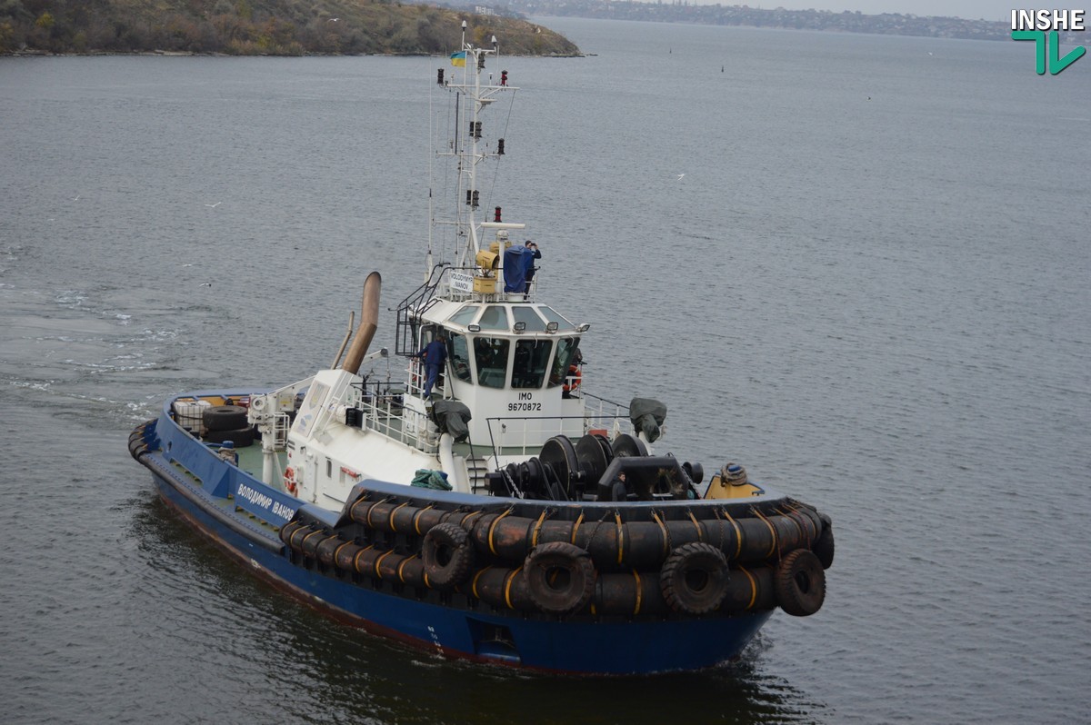 «Владимир Иванов» зашел в акваторию НСЗ. В Николаеве развели мосты, чтобы пропустить буксир