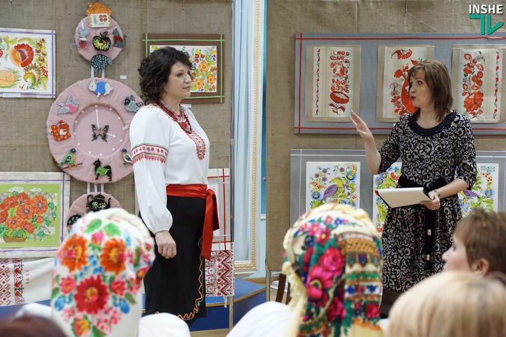 На своей первой выставке мастерица Людмила Гацура показала николаевцам яркие работы в технике петриковской росписи 31