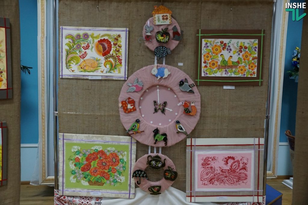 На своей первой выставке мастерица Людмила Гацура показала николаевцам яркие работы в технике петриковской росписи 37