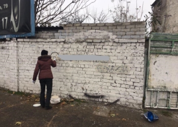 В Центральном районе коммунальщики закрасили 17 надписей с рекламой наркотиков