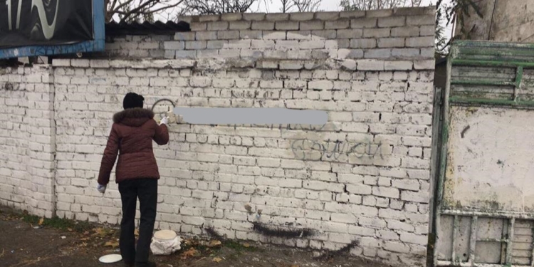 В Центральном районе коммунальщики закрасили 17 надписей с рекламой наркотиков