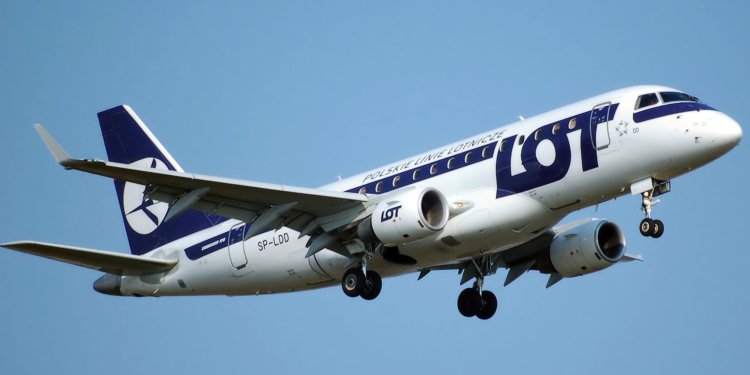 Пассажиры самолета польской авиакомпании LOT заплатили за ремонт самолета, чтобы улететь из Пекина