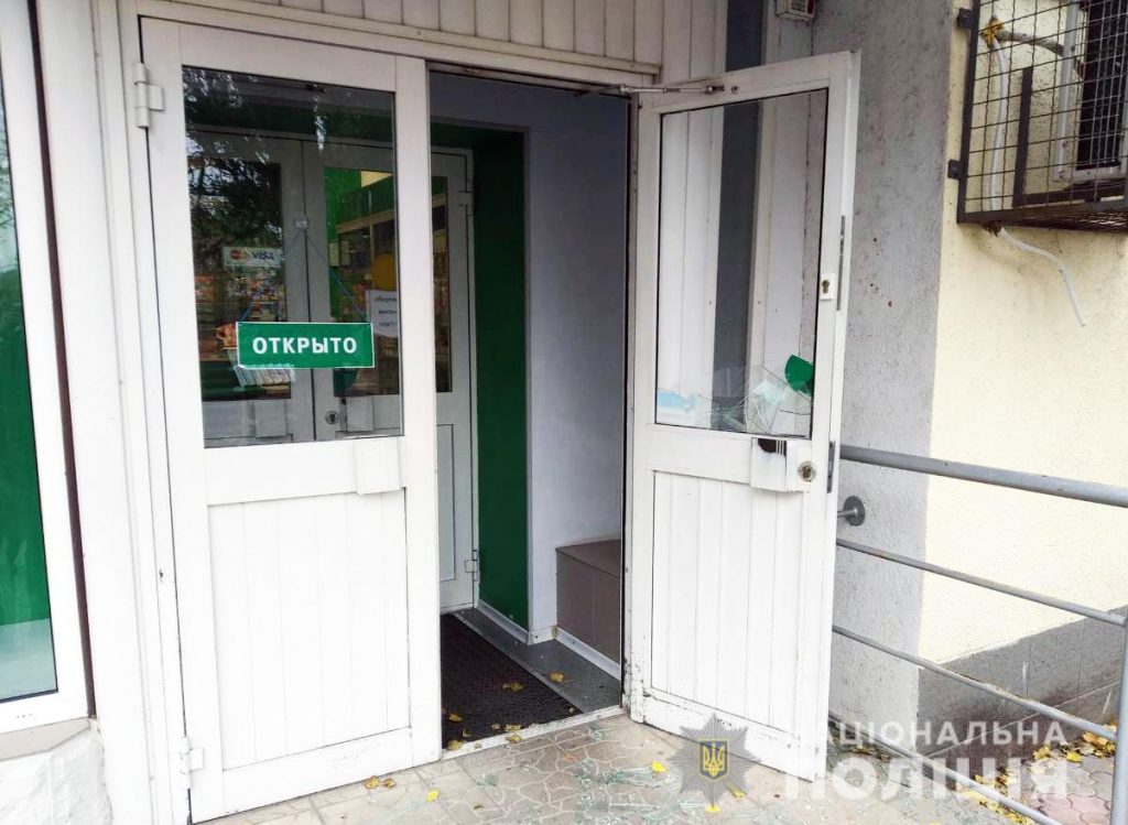 В Николаеве пьяный дебошир разбил двери аптеки и угрожал, что убьет работников, если ему не дадут наркотики 1