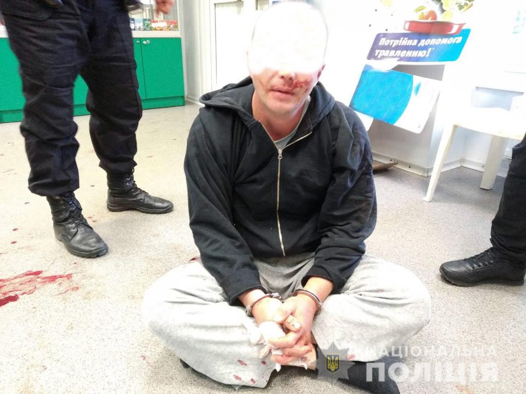 В Николаеве пьяный дебошир разбил двери аптеки и угрожал, что убьет работников, если ему не дадут наркотики 5
