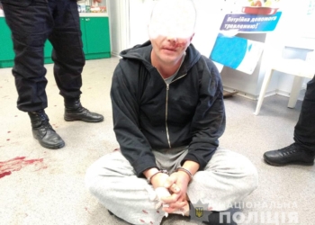 В Николаеве пьяный дебошир разбил двери аптеки и угрожал, что убьет работников, если ему не дадут наркотики