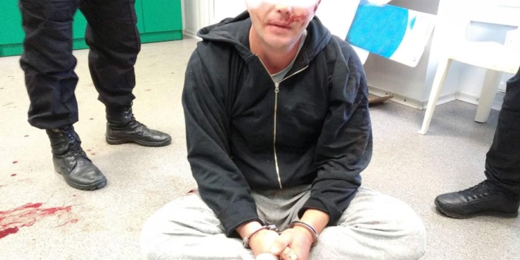 В Николаеве пьяный дебошир разбил двери аптеки и угрожал, что убьет работников, если ему не дадут наркотики