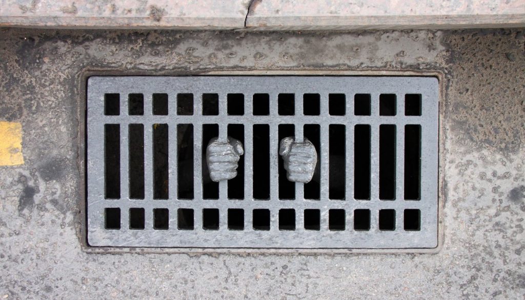 «Дню милиции посвящается»: художник превратил канализационную решетку напротив Кремля в тюремную 1