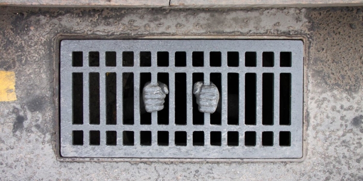 «Дню милиции посвящается»: художник превратил канализационную решетку напротив Кремля в тюремную