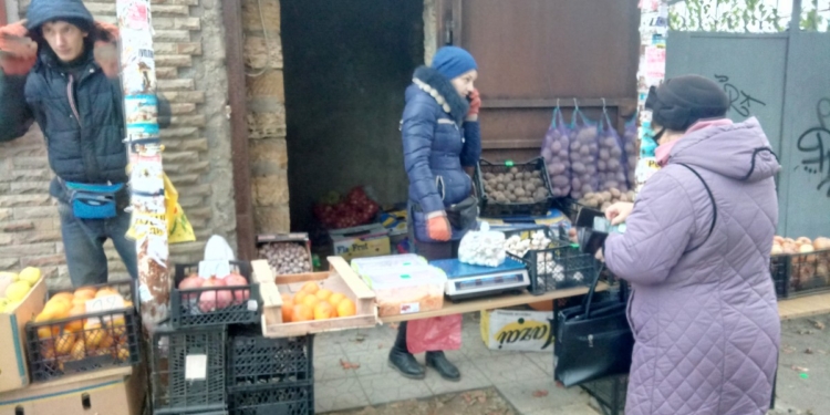У Центрального рынка провели рейд против стихийной торговли. Предупредили десятерых предпринимателей