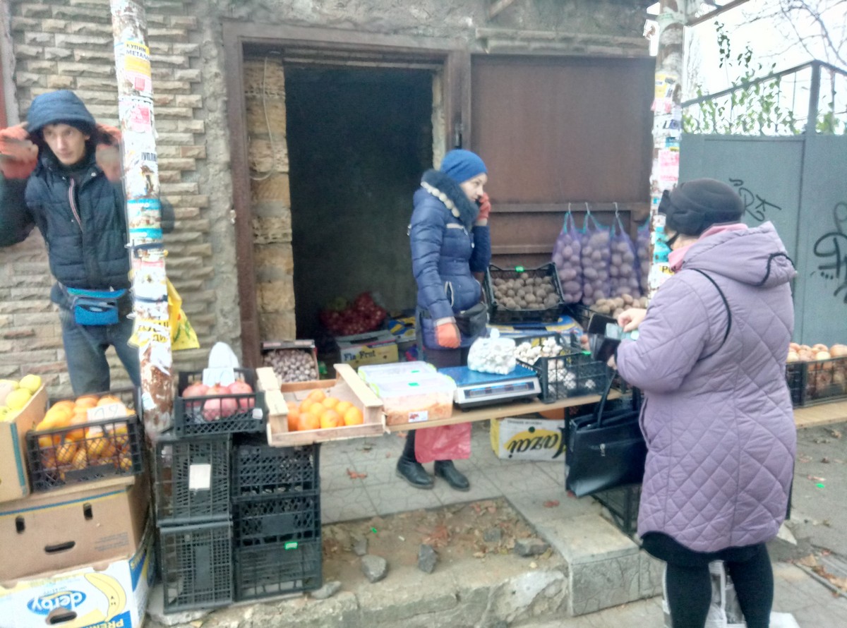 У Центрального рынка провели рейд против стихийной торговли. Предупредили десятерых предпринимателей