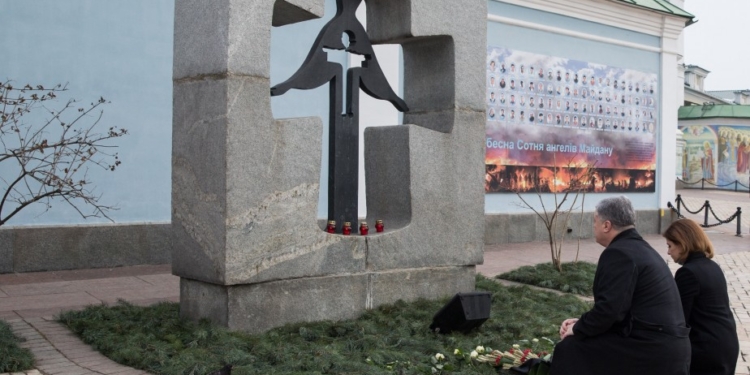 Украина чтит память жертв голодоморов. Порошенко с женой возложили колоски к Памятному знаку