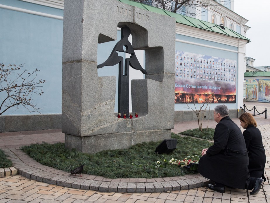 Украина чтит память жертв голодоморов. Порошенко с женой возложили колоски к Памятному знаку 5