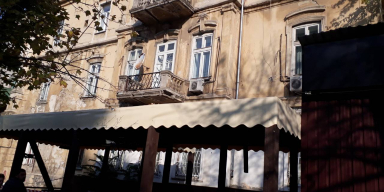 «Часть балкона обвалилась вместе со мной»: одессит серьезно пострадал после падения