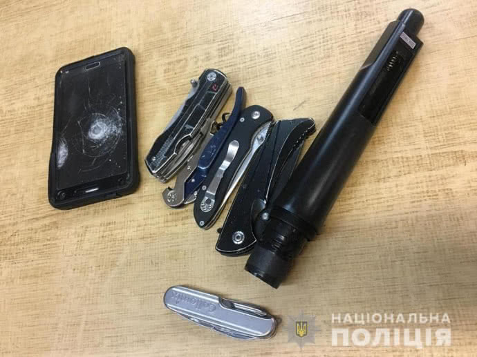 В Киеве задержали 40 молодчиков с дубинками и пиротехникой 3