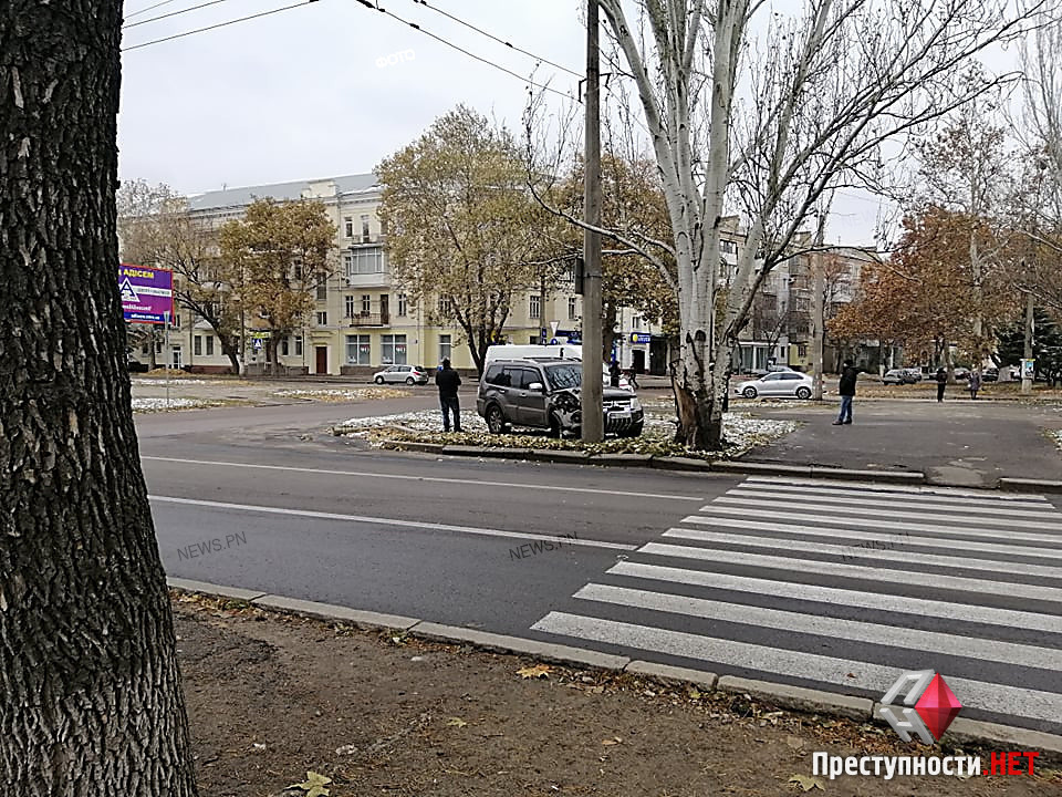 Водитель «Mitsubishi» в центре Николаеве, уклоняясь от другой машины, въехал в столб – пострадал ребенок 5