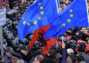 В Албании штурмовали парламент: пострадало 15 человек