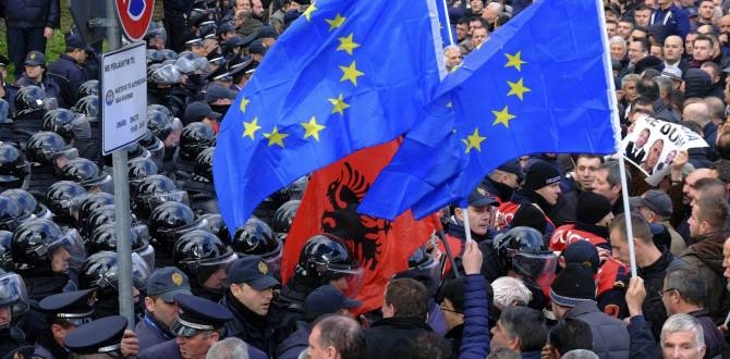 В Албании штурмовали парламент: пострадало 15 человек