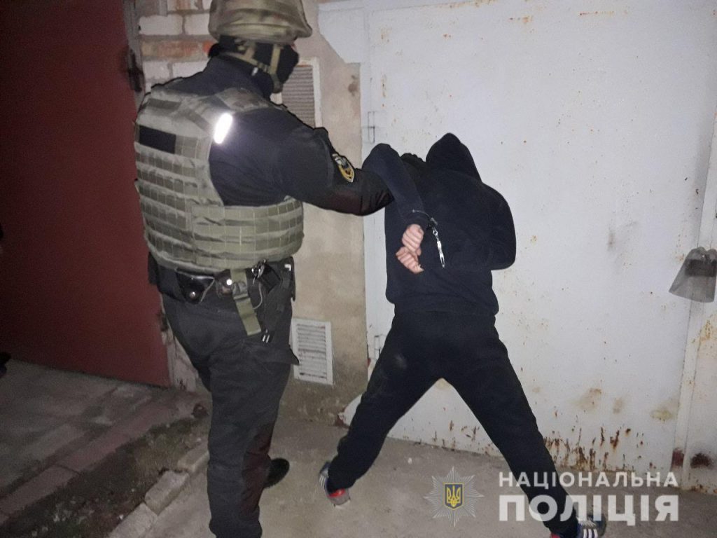 Полиция задержала банду из пяти человек, которая взрывала банкоматы в Николаеве и планировала перейти на всеукраинский уровень 11