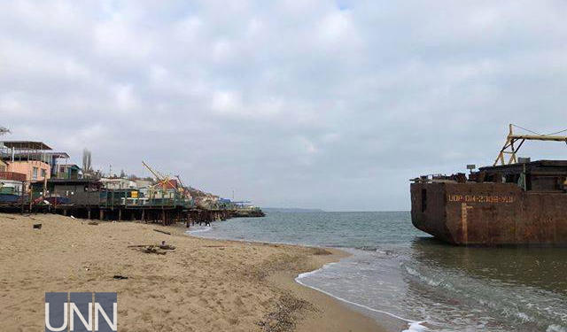 Баржа с контрабандными сигаретами повредила частные причалы на несколько миллионов гривен