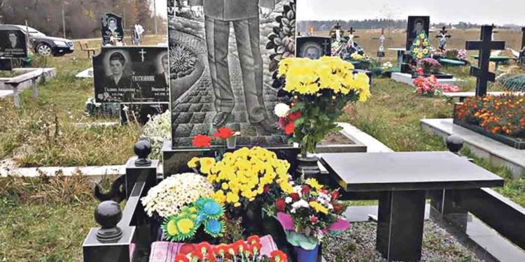 Четыре года кот охраняет могилу подполковника Нацгвардии, предотвратившего теракт в Мариуполе