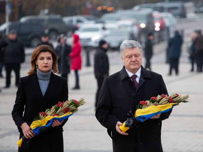 Украина чтит память жертв голодоморов. Порошенко с женой возложили колоски к Памятному знаку 1