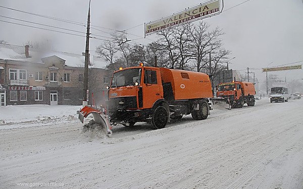 На Николаев надвигается непогода: власти просят не парковать автомобили у обочин, чтобы не мешать работе снегоуборочной техники