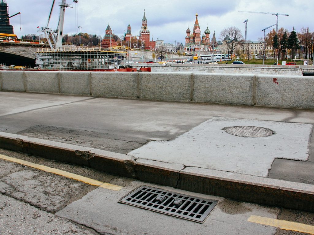 «Дню милиции посвящается»: художник превратил канализационную решетку напротив Кремля в тюремную 3