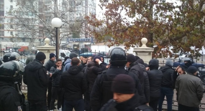 В суде Одессы произошла массовая драка, полиция задержала полсотни активных участников