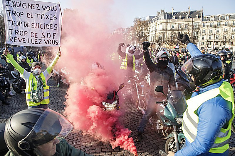 Во Франции продолжаются протесты из-за повышения цен на бензин: пострадали уже более 400 человек 5