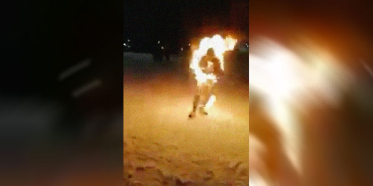 В Красноярске на катке облили бензином и подожгли подростка