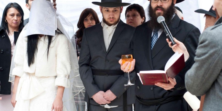 В Израиле суд раввинов отобрал у женщины дом за измену