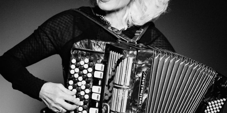 66-летняя аккордеонистка из Николаевской области попала в рейтинг самых влиятельных женщин мира по версии BBC