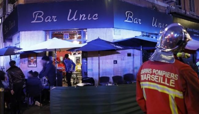 В Марселе бездомная женщина облила кислотой шестерых посетителей кафе