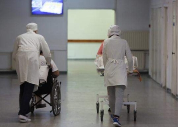 “Били, как грушу”: в Запорожье родственницы умершей бабушки избили врача ногами
