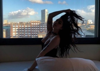 Модель выгнали из Лувра из-за слишком откровенного декольте