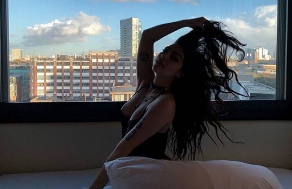 Модель выгнали из Лувра из-за слишком откровенного декольте