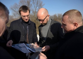 Отдать долги пиаром. Омелян признал, зачем возит Яценюка по “дорожным стройкам века”