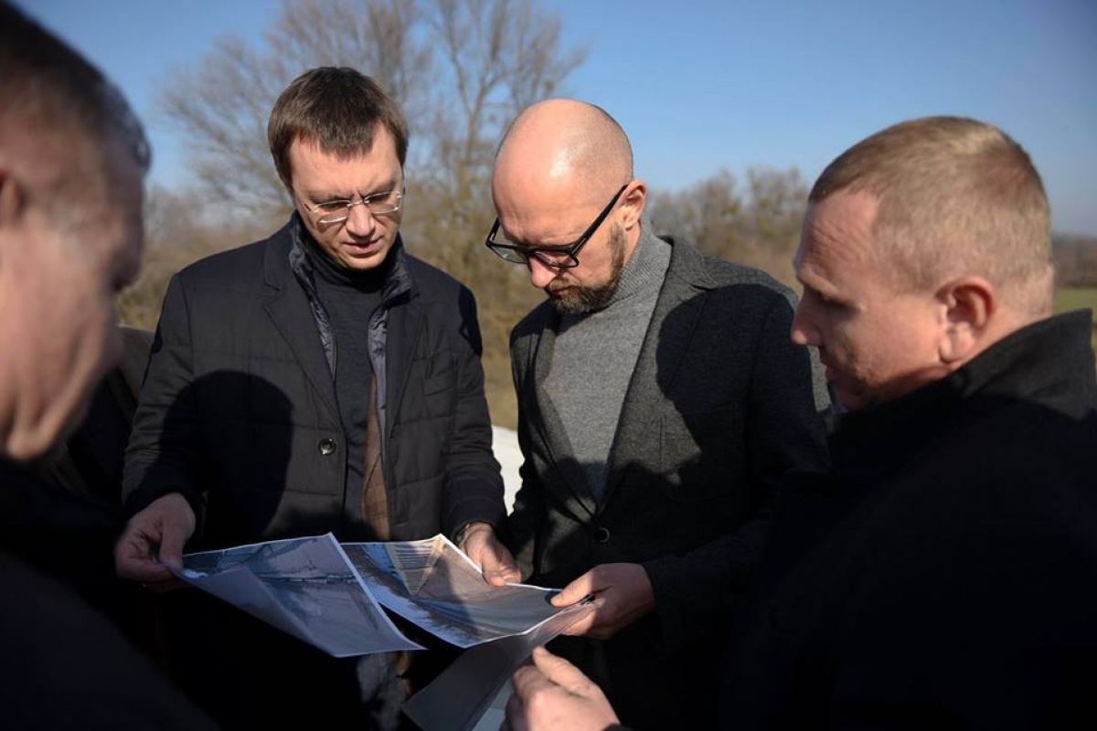 Отдать долги пиаром. Омелян признал, зачем возит Яценюка по “дорожным стройкам века”