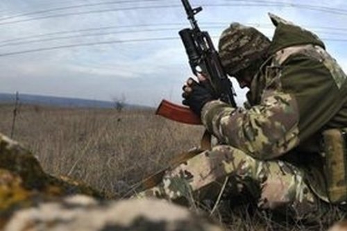 За прошедшие сутки на Донбассе позиции ВСУ обстреляли 16 раз, один украинский воин ранен, уничтожены трое террористов, – штаб ОС