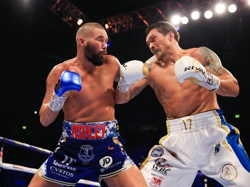 Украинец Усик защитил титул абсолютного чемпиона мира в поединке против британца Беллью